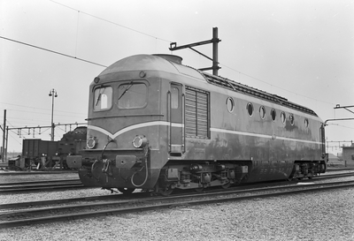 167361 Afbeelding van de diesel-electrische locomotief nr. 2602 (serie 2600) van de N.S. te Eindhoven.